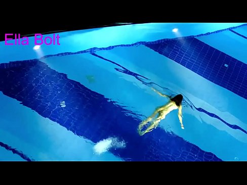 ❤️ म हेर्न रोक्न सक्दिन, जवान गोरा ELLA BOLT रिसोर्ट पूलमा नग्न पौडी खेल्दै समातियो गुदा अश्लील ❌❤